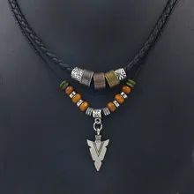 Detail der böhmischen Bolo-Tie-Halskette mit Pfeilspitzen-Anhänger und bunten Holzperlen