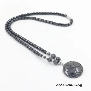 Detail van hematiet kralenketting met voetbal hanger van 2,5x2,5cm en een gewicht van 37,5g