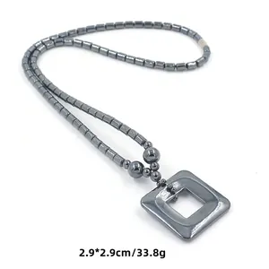 Detail van vierkante holle hanger aan hematiet kralenketting met afmeting 2.9x2.9cm