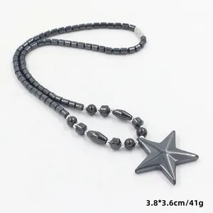 Detail van hematiet kralenketting met een geometrische pentagram ster hanger en schroefsluiting