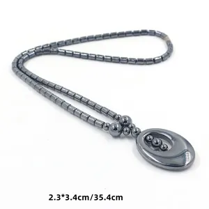 Macro-opname van donkergrijze kralenketting met hanger van 2,3x3,4cm en lengte van 35,4cm