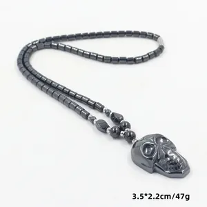 Detail van hematiet kralenketting met schedel hanger van 3,5x2,2cm en een gewicht van 47g