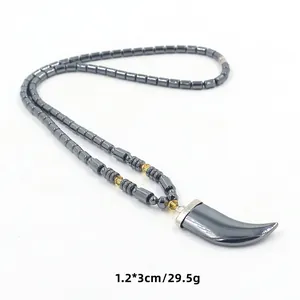 Detailopname van hematiet kralenketting met metalen hanger en afmetingen van het item