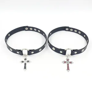 Détail de chokers gothiques en cuir avec pendentifs croix et boucles en métal réglables