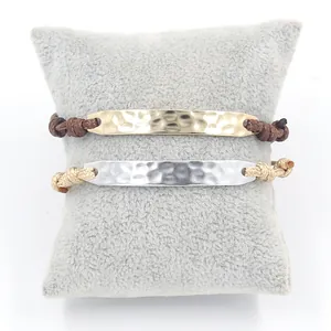 Pulsera trenzada de cuerda encerada con barra de metal martillado en acabado oro y plata