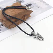Detailaufnahme der Vintage-Bolo-Krawatte mit Valknut-Symbol und schwarzer geflochtener Kordel