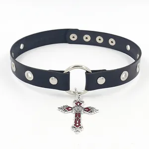 Gros plan du choker gothique en cuir noir avec rivets argentés et pendentif croix rouge