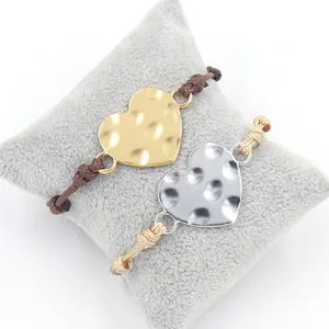 Pulsera de cordón trenzado a mano con colgante de corazón mate en oro y plata