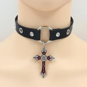 Choker en cuir punk avec clous argentés et un pendentif croix gothique rouge gravé