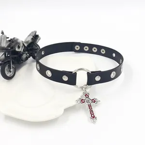Collier ras du cou punk en cuir avec grand anneau argenté et pendentif croix rouge