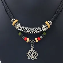 Detailansicht der Retro-Halskette mit hohlem Lotus-Anhänger und bunten Perlen auf Lederseil