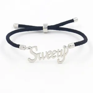 Detail van zwarte geweven armband met zilveren Sweety-uitsparing en verstelbaar koord
