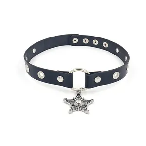 Choker punk gothique en cuir noir avec anneau argenté et pendentif étoile strass