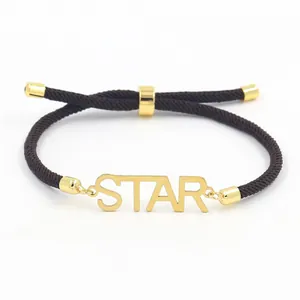 Dettaglio del bracciale in corda intrecciata marrone con ciondolo STAR dorato