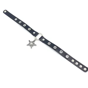 Choker en cuir punk avec œillets argentés et pendentif étoile en strass sur fond blanc