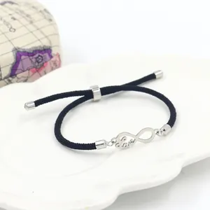 Detail van verstelbare zwarte geweven armband met zilveren Love oneindigheidsteken