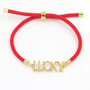 Dettaglio del bracciale in corda rossa di Milano con ciondolo Lucky dorato e chiusura regolabile