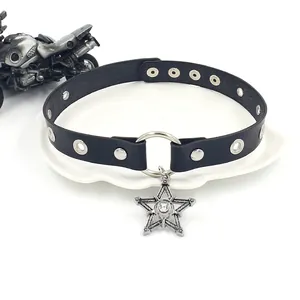 Ras du cou punk en cuir noir avec clous et pendentif étoile en strass sur assiette blanche