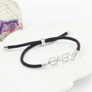 Verstelbare donkerbruine gevlochten armband met een zilveren metalen BABY letterplaat