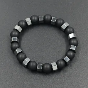 Detailansicht der matten schwarzen Achatperlen und Hämatitwürfel am elastischen Armband