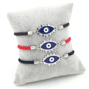 Set de tres pulseras de ojo turco con dijes plateados en color marrón, rojo y negro