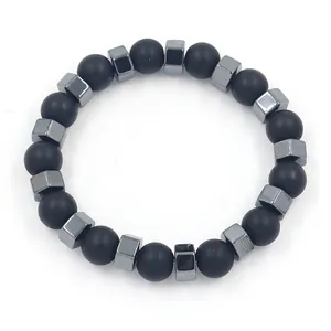Minimalistisches Herrenarmband mit matten schwarzen Perlen und sechseckigen Metallelementen
