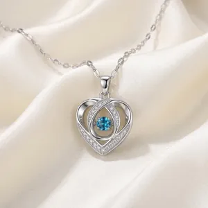 Élégant collier en forme de cœur avec zircon bleu sur fond de soie luxueuse