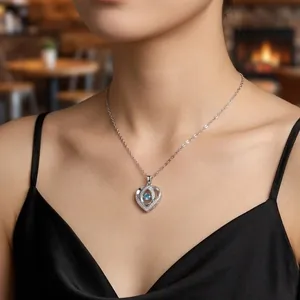 Collier élégant en acier titane avec pendentif cœur et zircon bleu mobile sur mannequin