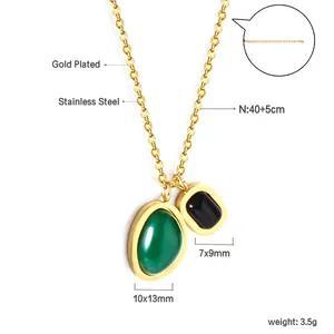 Dimensioni dettagliate della collana in acciaio dorato con pendenti verde e nero chic