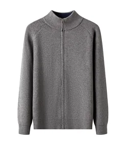 Cardigan da uomo in maglia grigia con trama a coste e colletto a mezza zip