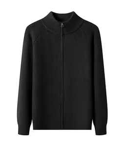 Cardigan da uomo nero in maglia a coste con collo alto e chiusura lampo in metallo