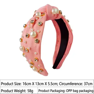 Detailansicht eines rosa geknoteten Stirnbands mit weißen Perlen und Strass
