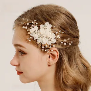 Détail du clip de fleur en maille fait main avec perles et strass sur modèle de profil