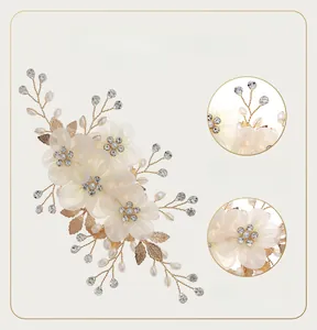 Détails de la pince à cheveux fleur en maille faite main avec strass et perles