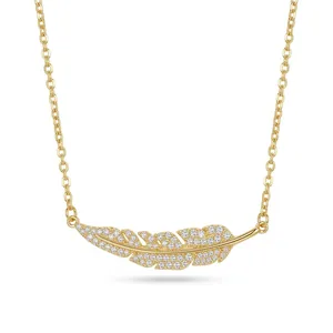 Collier élégant en acier titane doré avec pendentif feuille serti de zircons brillants