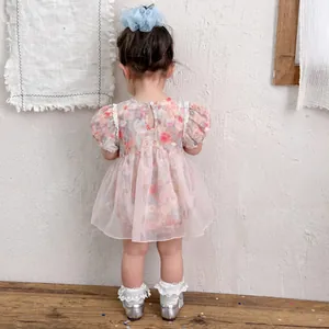 Pagliaccetto estivo bimba in tulle rosa con rose stampate e dettaglio bottoni retro