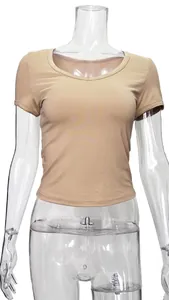 T-shirt a maniche corte con scollo rotondo presentata su un manichino trasparente