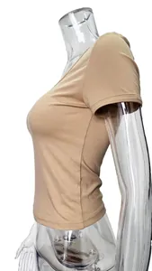 Profilo laterale di una t-shirt beige a maniche corte da donna a vestibilità