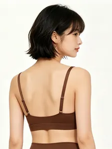 Détail des bretelles fines réglables et dos en U bas du soutien-gorge marron sans couture
