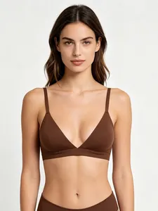 Gros plan du soutien-gorge triangle marron chocolat sans couture en tissu extensible