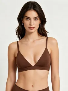 Détail d'un soutien-gorge triangle marron sans couture avec bretelles fines et anneaux dorés