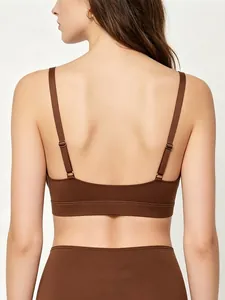 Détail des bretelles réglables et du dos en U d'une brassière de sport marron sans couture