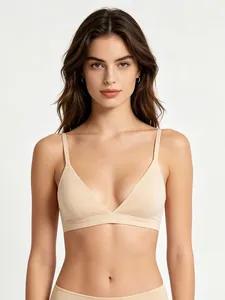 Détail du soutien-gorge triangle sans couture chair avec bretelles réglables et tissu doux