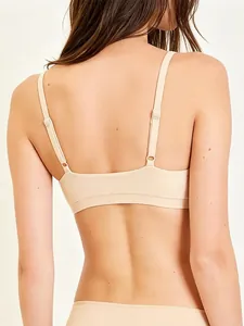 Détail du dos sans couture et des bretelles réglables d'un soutien-gorge triangle nude