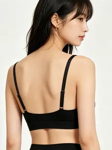 Détail des bretelles réglables et du dos sans couture d'une bralette noire élastique
