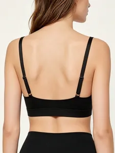Vue arrière d'un ensemble soutien-gorge triangle sans couture noir avec dos en U