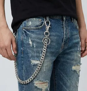 Chaîne de portefeuille hip hop en acier titane argenté sur un jean en denim bleu