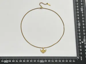 Collier pendentif ange en acier titane doré avec échelle de mesure précise