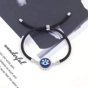 Ρυθμιζόμενο βραχιόλι Evil Eye με μπλε σμάλτο σε φόντο περιοδικού μόδας