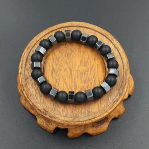 Minimalistisches Perlenarmband mit mattschwarzen Steinen und silbernen Sechskantperlen